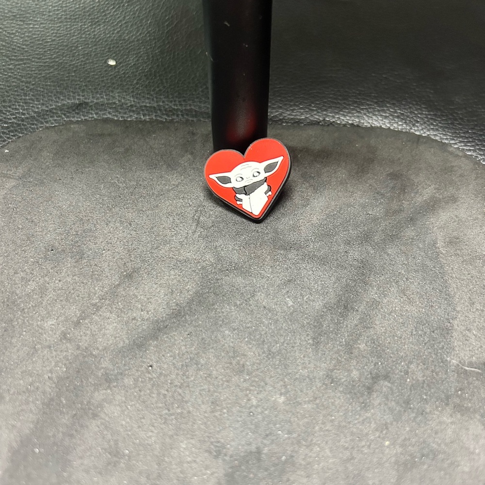 3/$8 Baby Yoda Heart Croc Charn - Picture 1 of 1